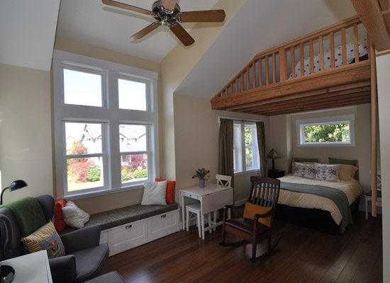 Entering the space, it is striking how spacious 400sf feels.  This is due in large part to the high loft ceilings and open floor plan.  A small bay/gathering area is immediately on the left with the sleeping area beyond.  Bamboo flooring is used throughout the living areas