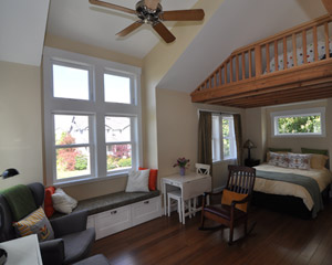 Entering the space, it is striking how spacious 400sf feels.  This is due in large part to the high loft ceilings and open floor plan.  A small bay/gathering area is immediately on the left with the sleeping area beyond.  Bamboo flooring is used throughout the living areas